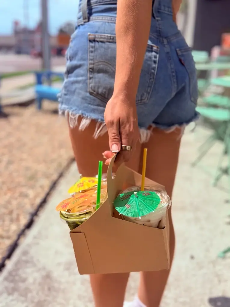 Drink carrier with umbrella-topped iced drinks
